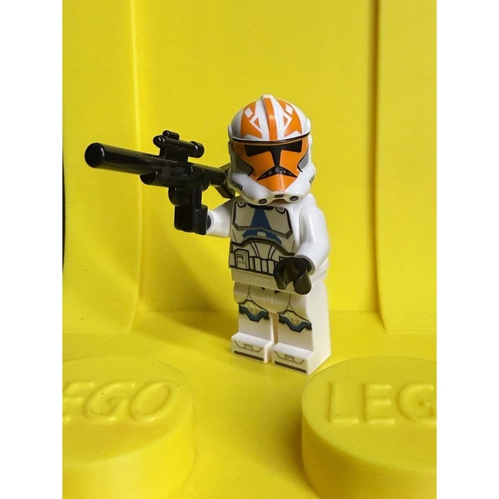 LEGO STAR WARS/CLONE TROOPER WHITE ARMOR-ORANGE HELMET/MINI-FIGURE/61033026